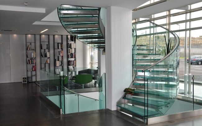 moderne-salon-design-escalier-verre-balustrade-transparente