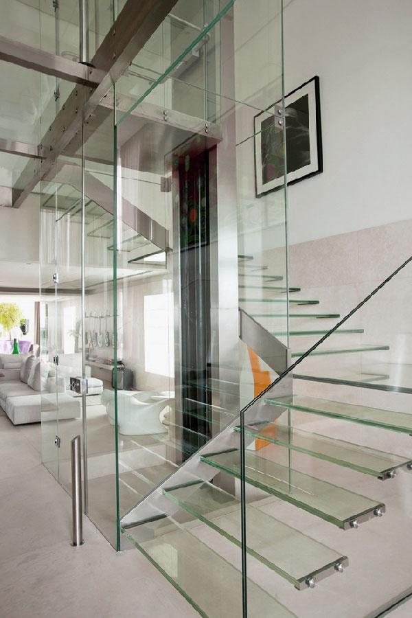 moderne-salon-design-escalier-verre-marches-balustrade