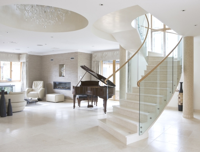 moderne-salon-design-escalier-épuré-balustrade-transparente