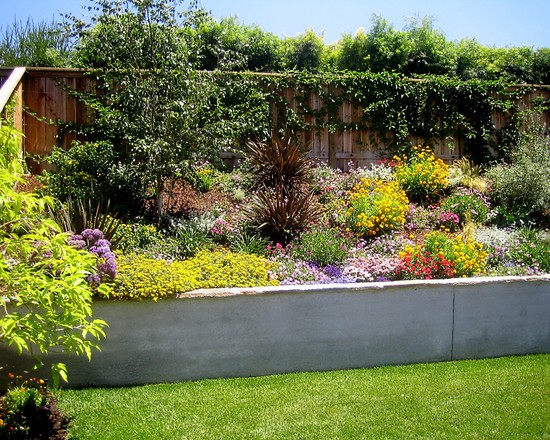 mur-soutènement-construction-idées-jardin-bois-végétalisé mur de soutènement