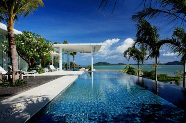 piscine-débordement-infinie-villa-exotique-palmiers-plage