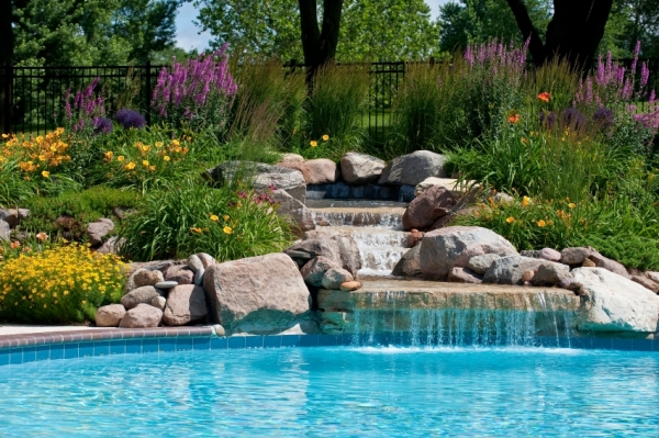 piscine-de-jardin-cascade-eau-pierre-végétation