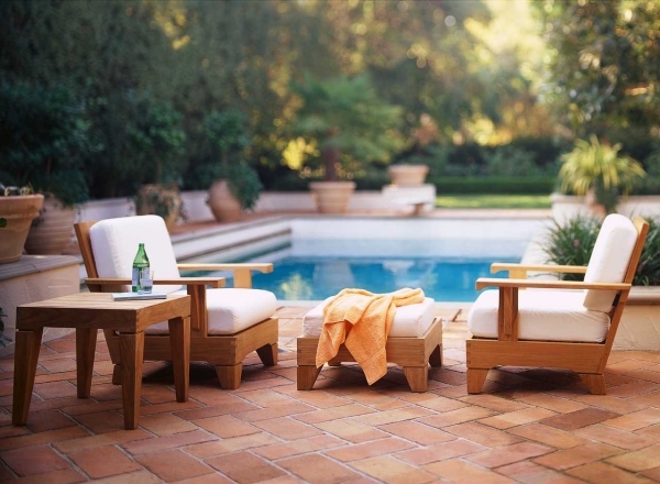 piscine de jardin  forme-rectangulaire-meuble-chaises-table-bois