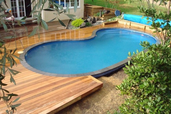 piscine de jardin  forme-rein-bois-bangkirai