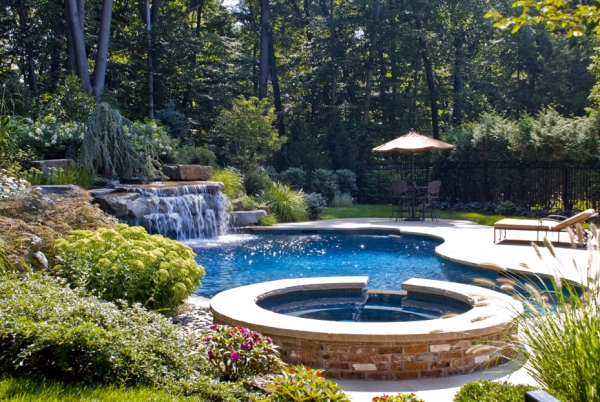 piscine de jardin  forme-ronde-cascade
