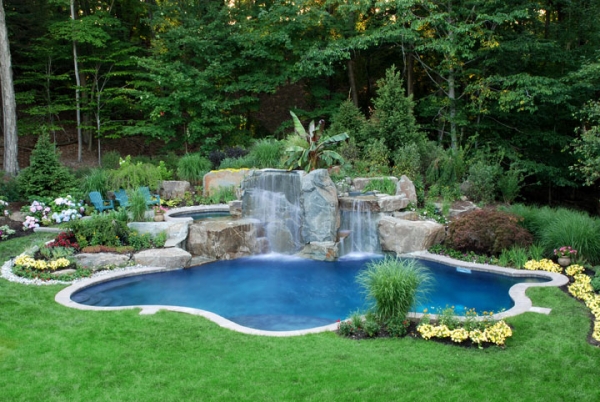piscine de jardin  petite-fontaine-végétation-abondante