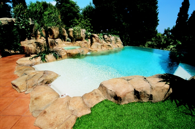piscine de jardin pierres-bordures-végétation-abondante