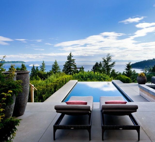 piscine-de-jardin-rectangulaire-terrasse-vue-mer