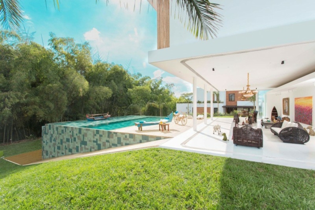 piscine de jardin rectangulaire-palmiers-végétation