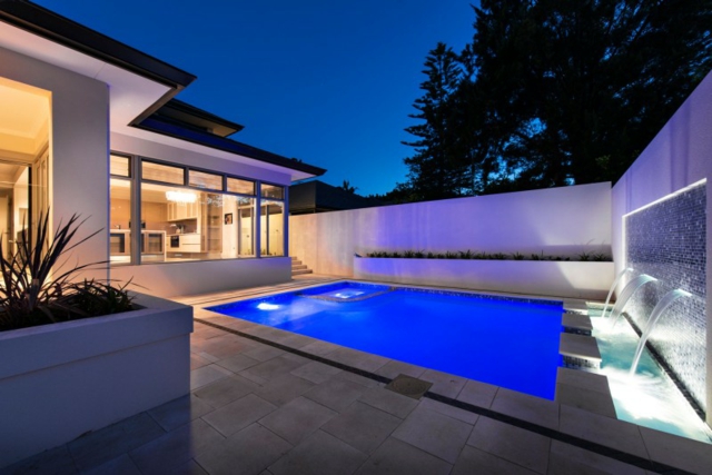 piscine-extérieure-avec-cascades-éclairage-architecture-moderne