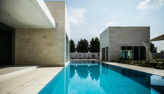 piscine-extérieure-débordement-design-effet-miroir