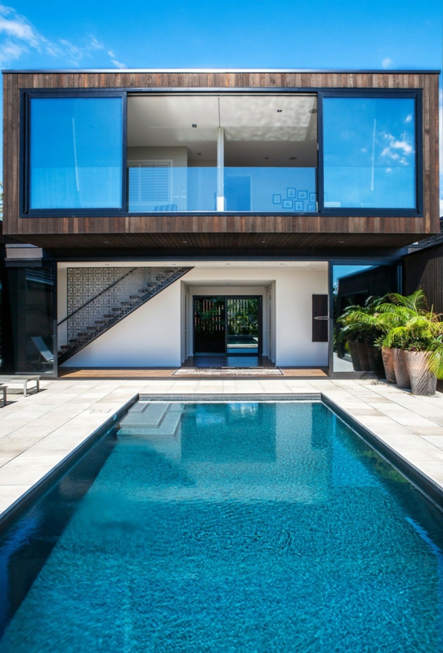 piscine-extérieure-débordement-façade-maison-design-moderne