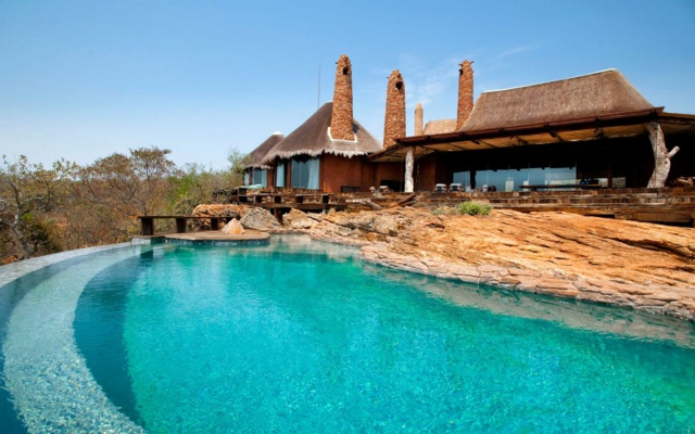 piscine extérieure de design moderne rocaille-maison