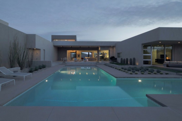 piscine extérieure encastrée forme-irrégilière-architecture-moderne