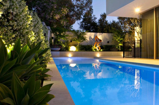 piscine-extérieure-encastrée-forme-rectangulaire-éclairage-jardin
