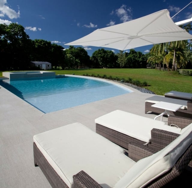 piscine-extérieure-encastrée-mobilier-lounge-résine-tressée-parasol