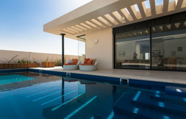 piscine-extérieure-encastrée-pergola-auvent-architecture-moderne