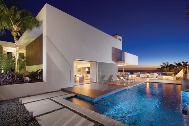 piscine-extérieure-maison-design-ultramoderne-formes-géométriques