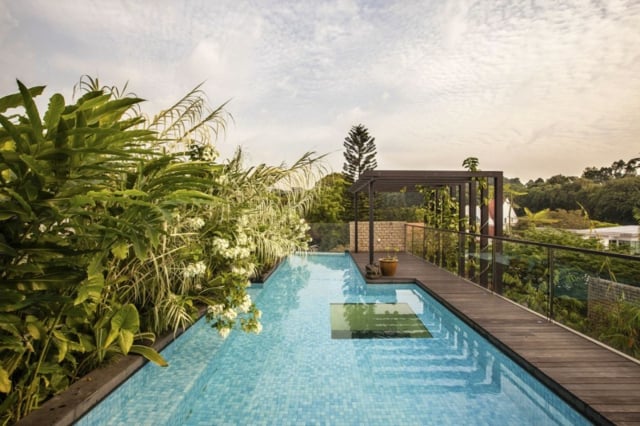 piscine-extérieure-moderne-encastrée-terrasse-bois