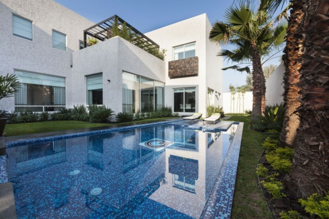 piscine extérieure en mosaïque bleue façade-moderne-palmiers