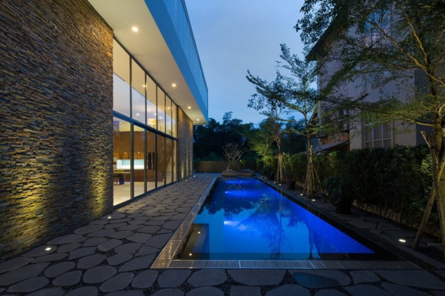 piscine-extérieure-rectangulaire-façade-maison-design-moderne