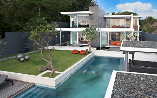 piscine-extérieure-super-terrasse-bois-galets-toit-plat