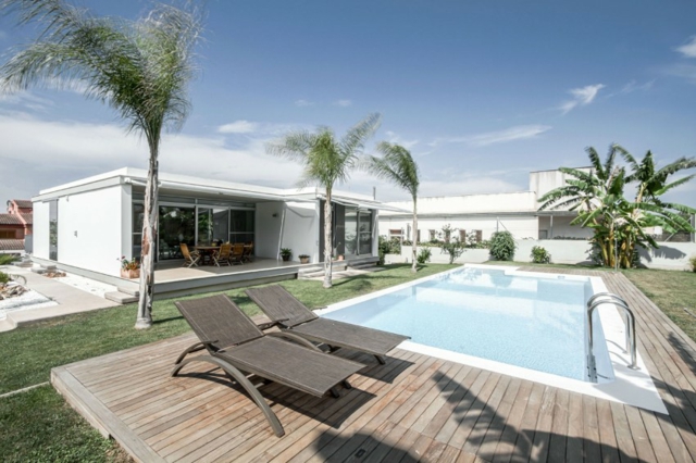 piscine-extérieure-terrasse-bois-clair-bains-soleil