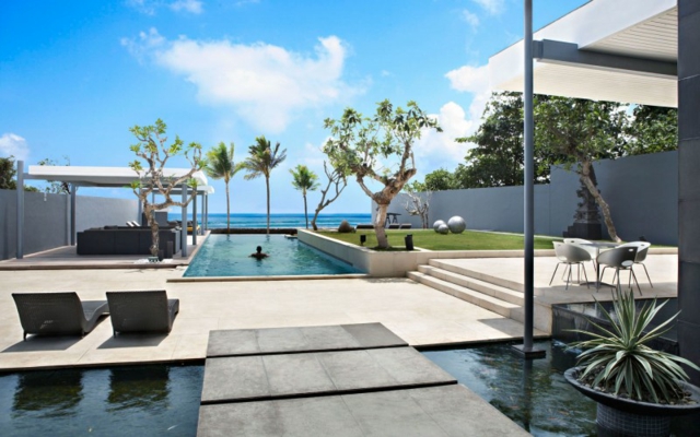 piscine-extérieure-terrasse-jardin-design-moderne