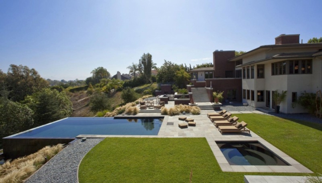 piscine infinie encastrée-terrasse-pelouse-maison-moderne