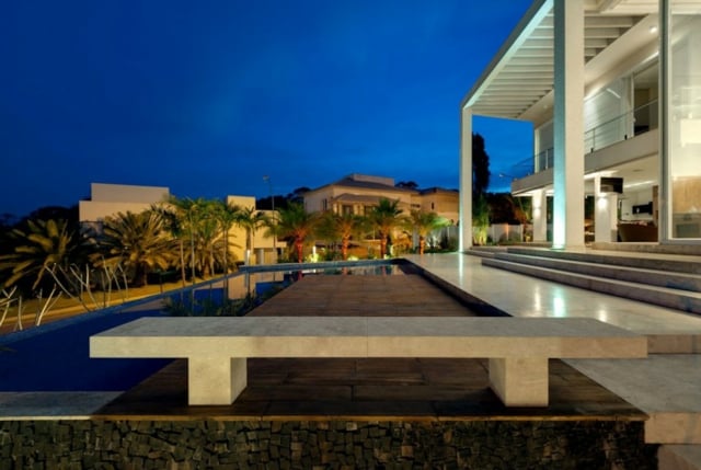 piscine-infinie-palmiers-exotiques-façade-banc-béton