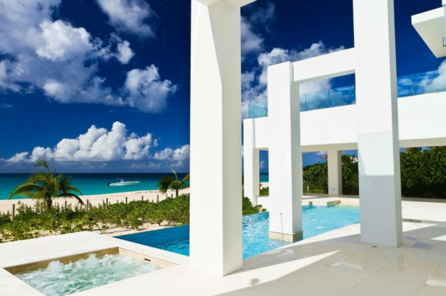 piscine infinie et panorama super plage-palmier-exotique