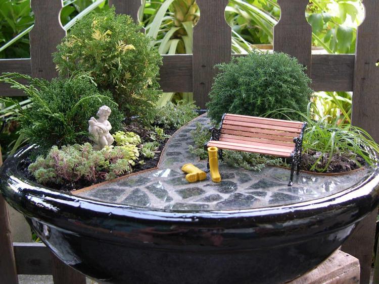 pots-fleurs-céramique-noire-vernie-décorée-banc-plantes-vertes