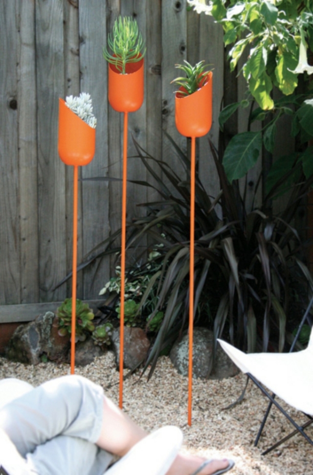 pots de fleurs design-oranges-plantés-jardin