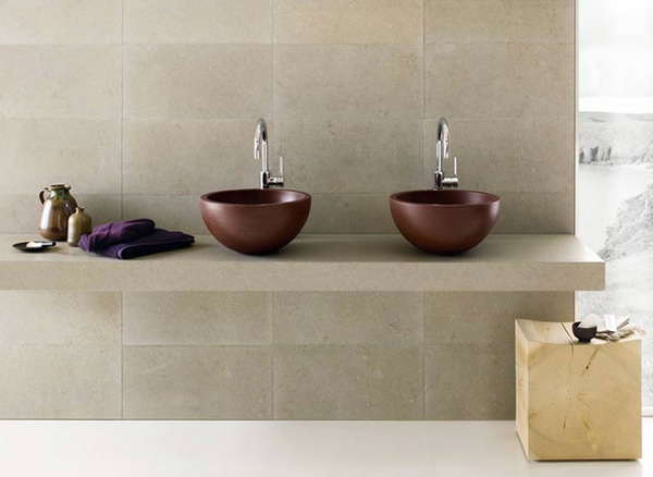 salle de bain moderne double-lavabo-carrelage-mural-beige