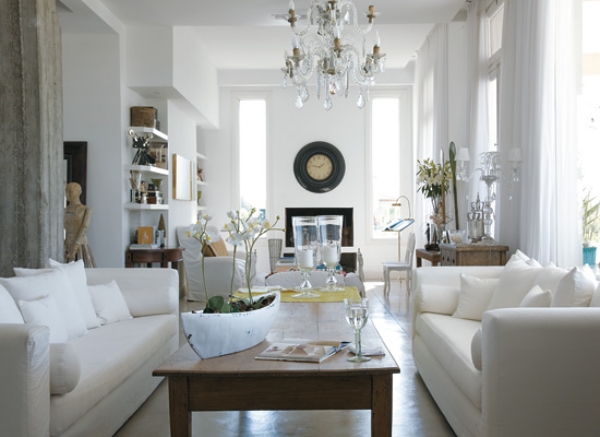 salon-classique-blanc-élégant-lustre-classique-tables-bois