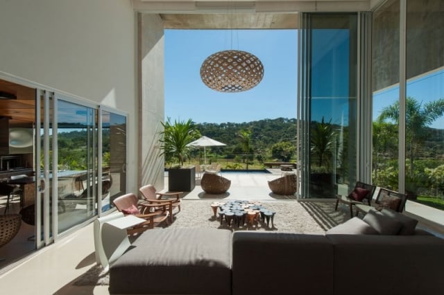 salon extérieur moderne-baie-vitrée-pliante-table-basse-design