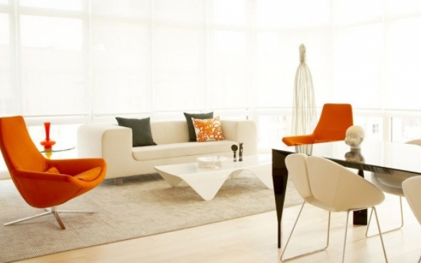 salon-moderne-blanc-conception-bicolore-accents-oranges