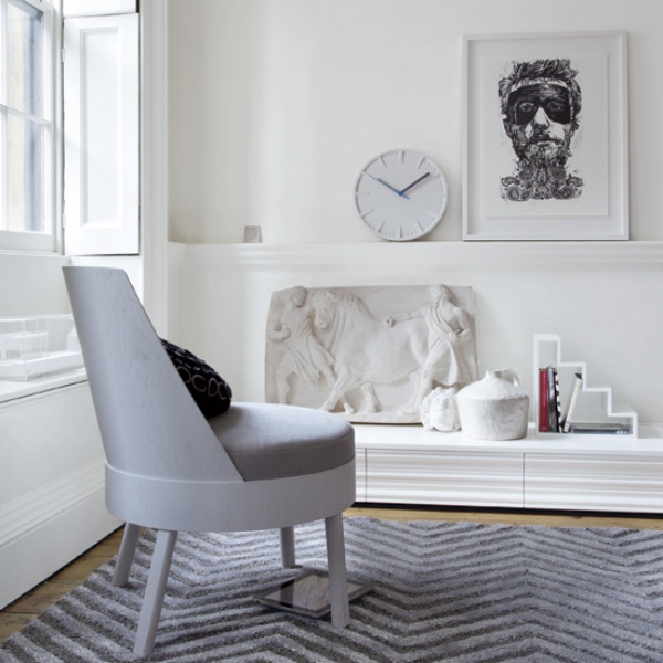 salon moderne en blanc style-graphique-tapis-gris-décoration
