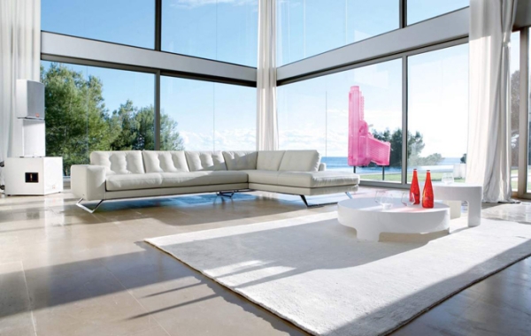 salon moderne en blanc style-minimaliste-murs-verre
