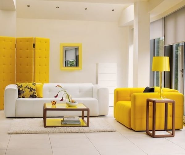 salon-moderne-conception-bicolore-blanc-jaune-vif