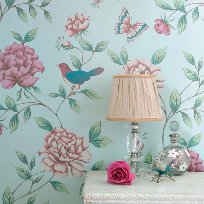 salon-papiers-peints-motifs-oiseaux-fleurs-papillons