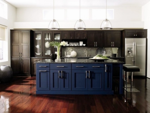 style-cuisine-moderne-bois-armoires-îlot-bleu-parquet