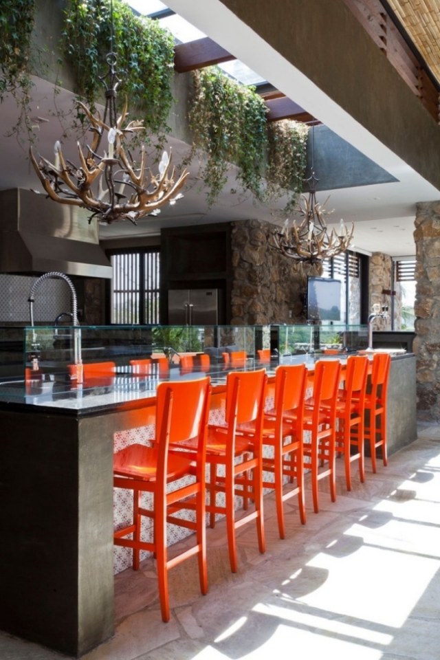 style-cuisine-moderne-chaises-orange-plaque-comptoir-verre