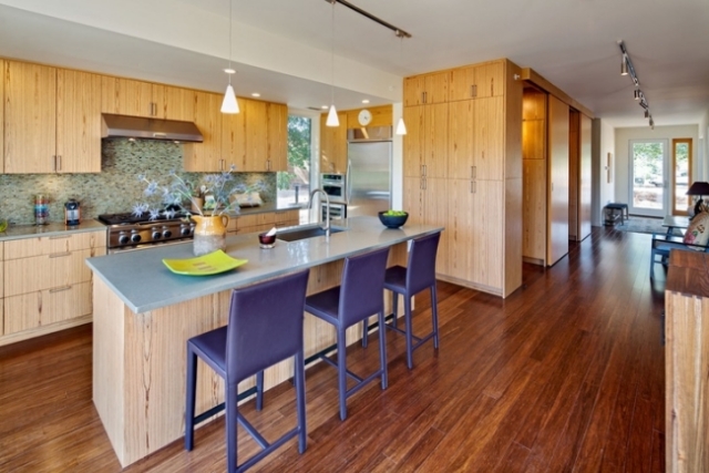 style-cuisine-moderne-plancher-parquet-îlot-chaises-lilas