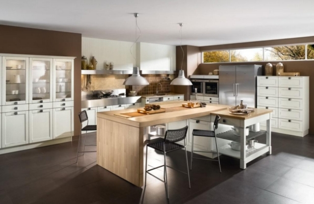 style-cuisine-moderne-îlot-bois-chaises-suspendues