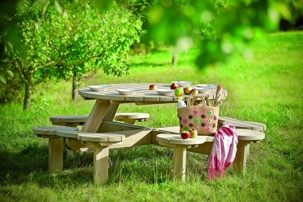 table-bancs-intégrés-jardin-bois-clair-design-romantique