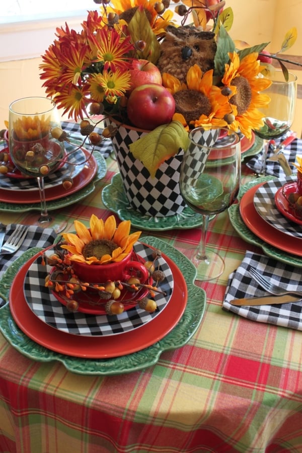 table-déco-automnale-assiettes-pot-damier-bouquet-fleurs