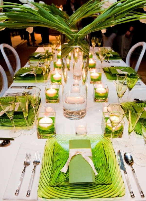 table-idées-décoration-romantique-atmosphère-fêtes-bougies-verres-réseda