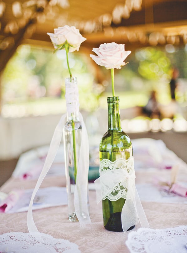 table-idées-décoration-romantique-atmosphère-fêtes-bouteilles-vases-roses