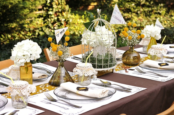 table-idées-décoration-romantique-atmosphère-fêtes-cage-décorative-blanche